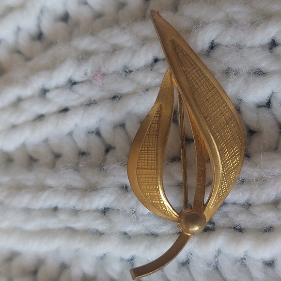 Vintage MCM gold tone leaf brooch - Picture 2 of 5